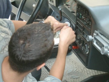 Cum se fură din maşinile în Constanţa: un individ ţine de şase în timp ce un minor trece la treabă